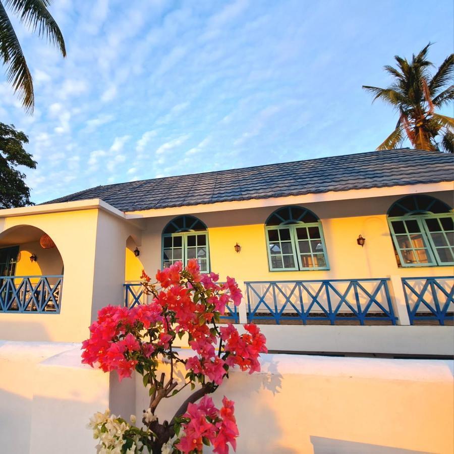 Anjo Maumere Hotel & Restaurant Exterior foto